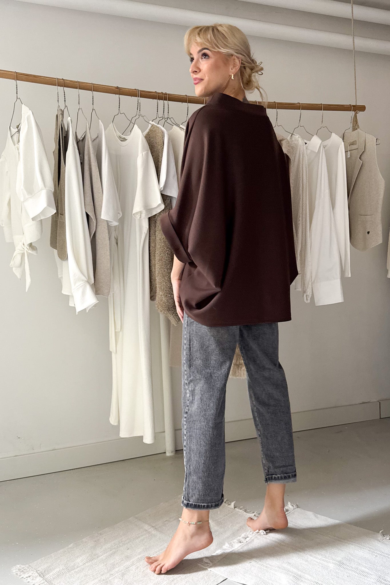 Denevérujjas felső - csokibarna