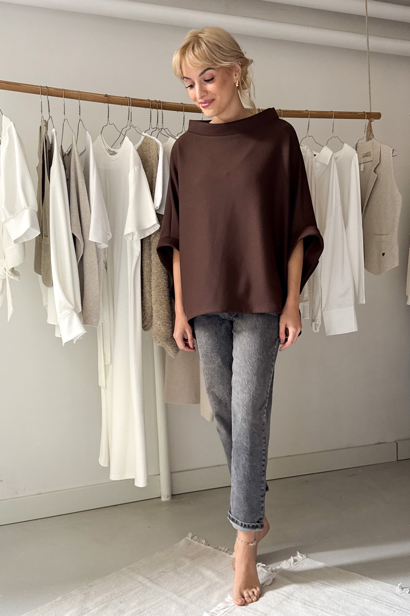 Denevérujjas felső - csokibarna