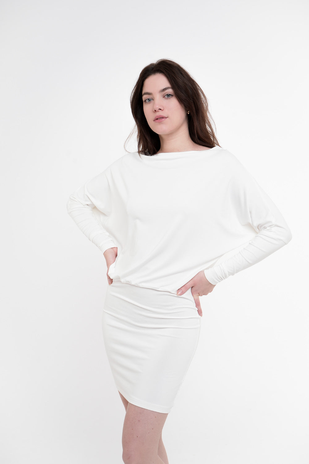 Alul szűk, ejtett nyakú ruha