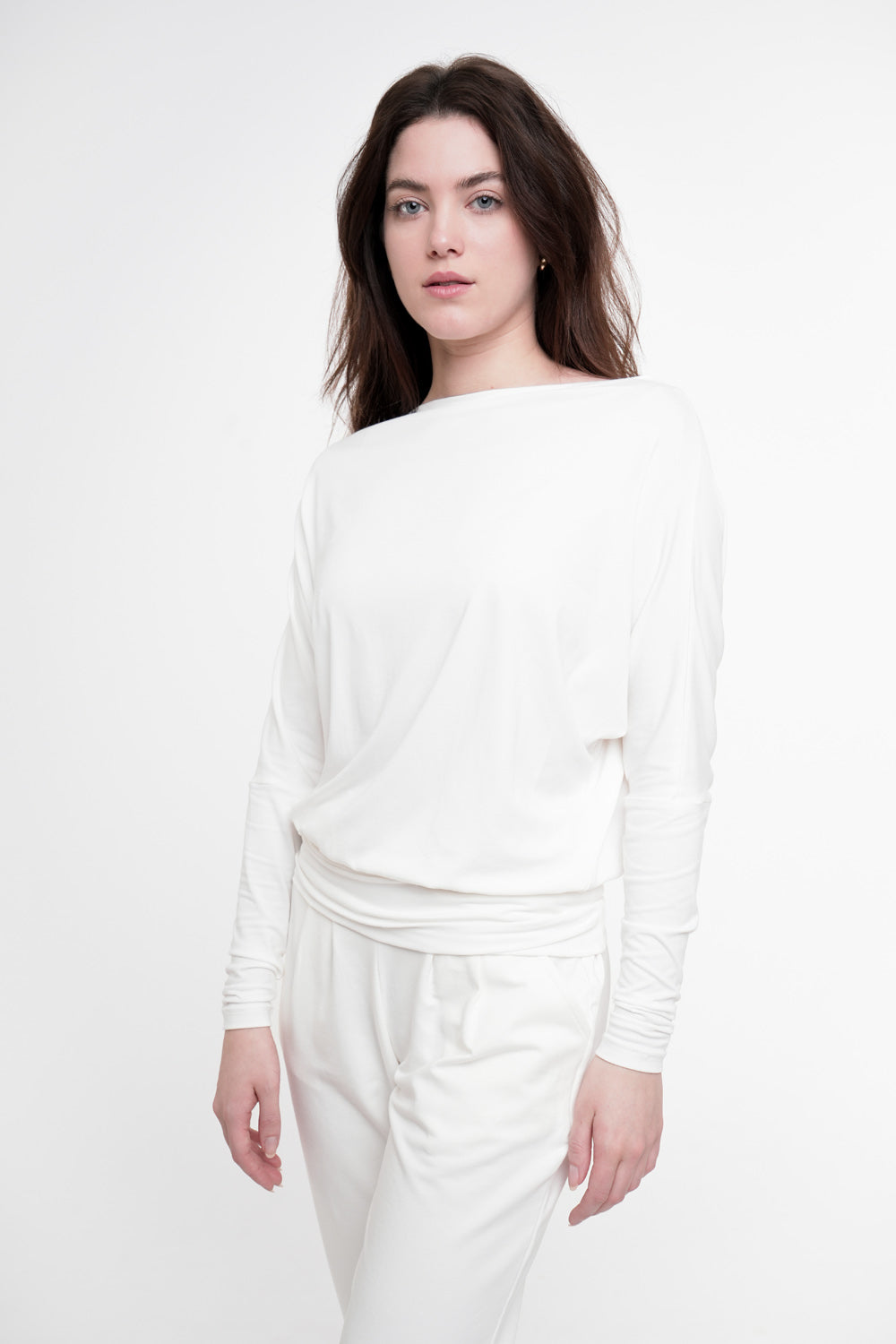 Alul szűk, ejtett nyakú ruha