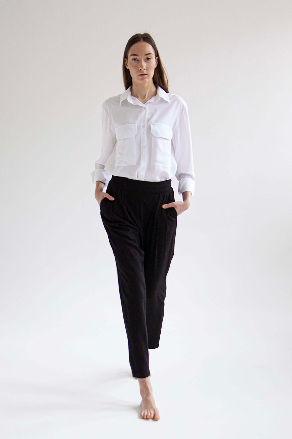 Elegant trousers with pleats in the front