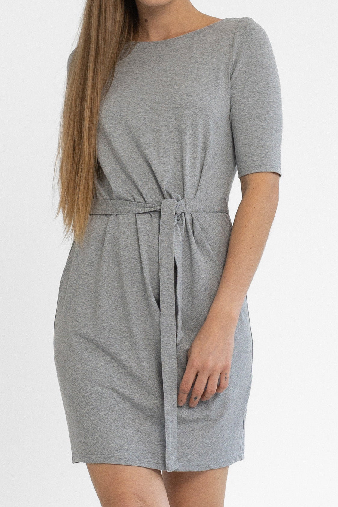 Mell alatt húzott ruha